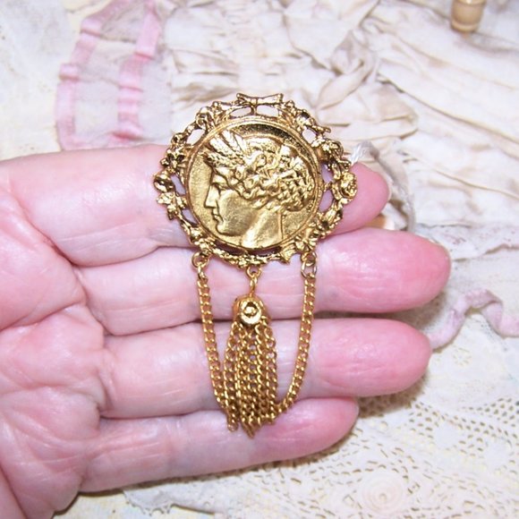 Unsigned Gold Tone Metal Costume Pin Brooch - Greek / Roman Lady - Picture 1 of 5